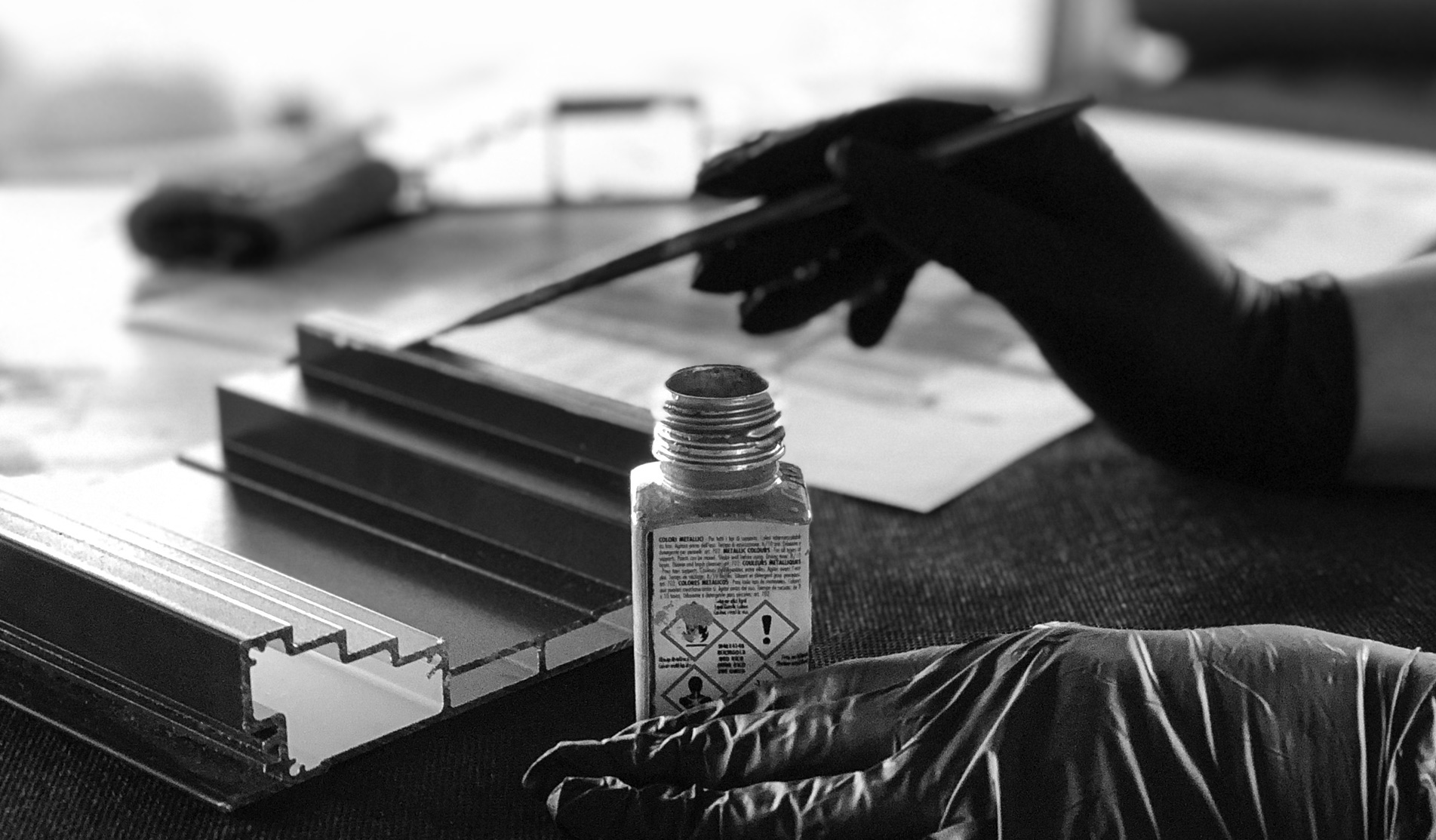 Fotografia przedstawiająca proces tworzenia próbki testowej dla Klienta panelu akustycznego OptiDi