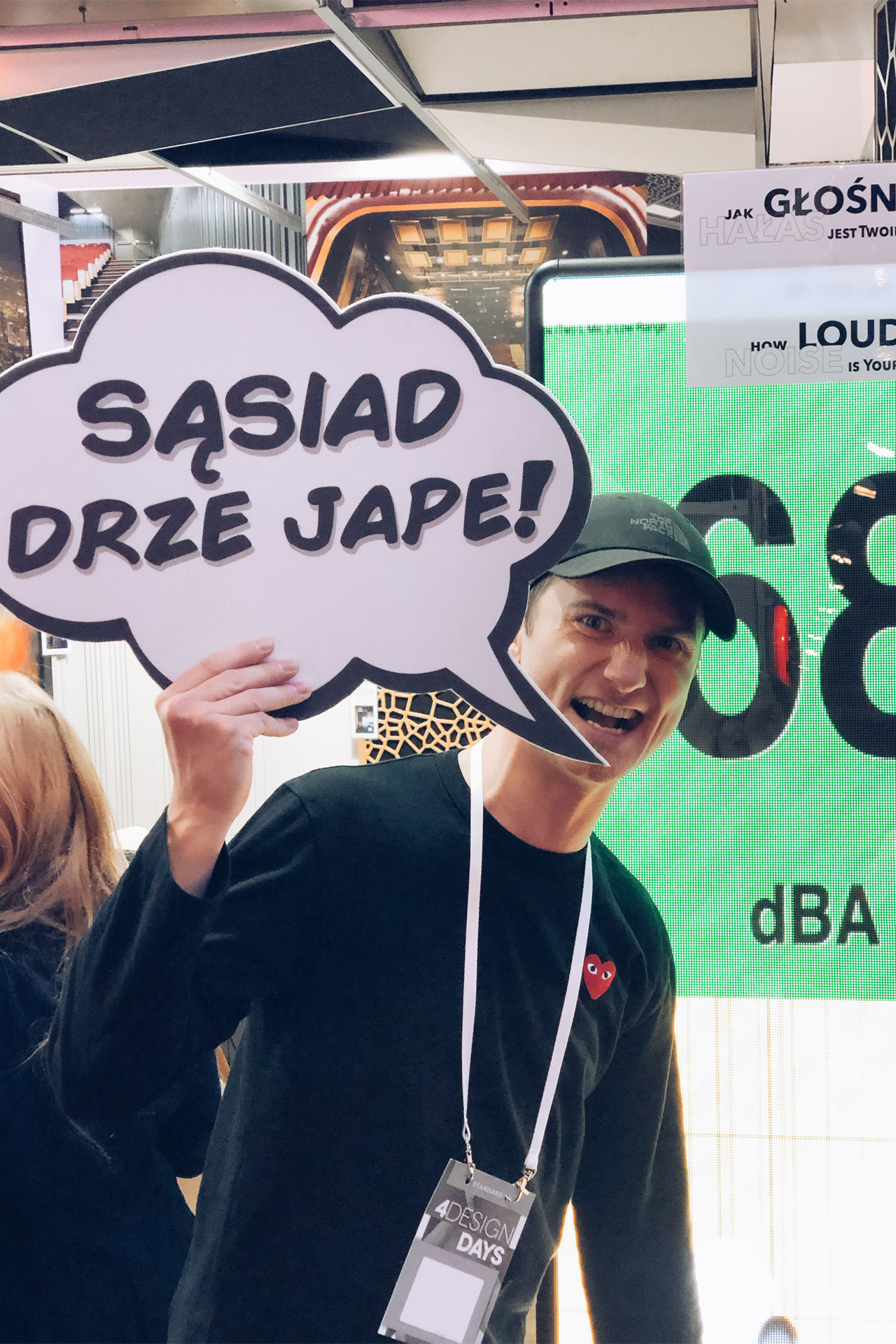 Chmurka Sąsiad drze jape na stoisku Architected Sound podczas targów 4 design days