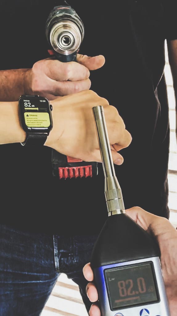 Test zegarka Apple Watch z aplikacją Hałas przy wykorzystaniu profesjonalnego miernika hałasu