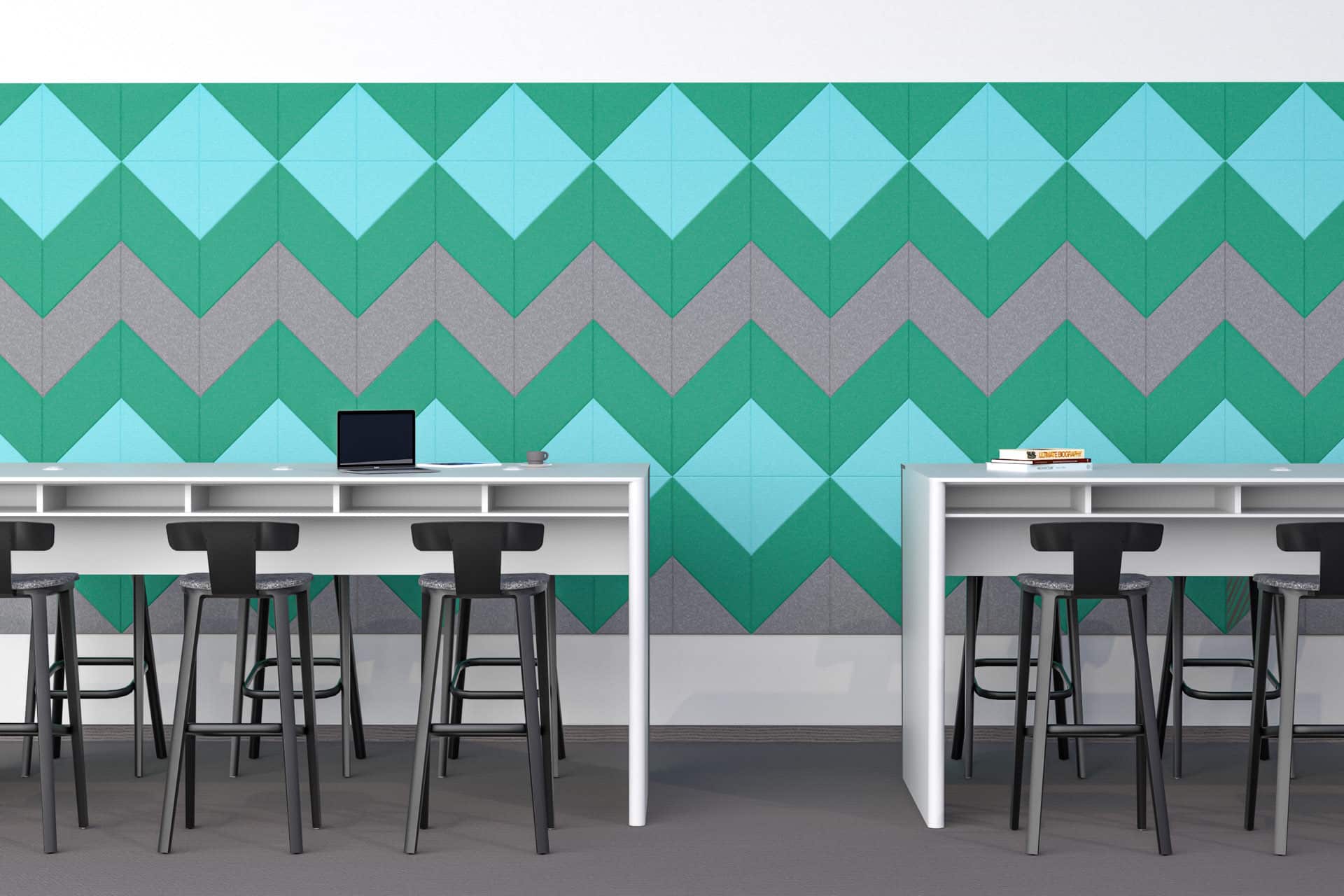 Panele dekoracyjne dźwiękochłonne w kształcie rombów i trójkątów na ścianie w przestrzeni biurowej