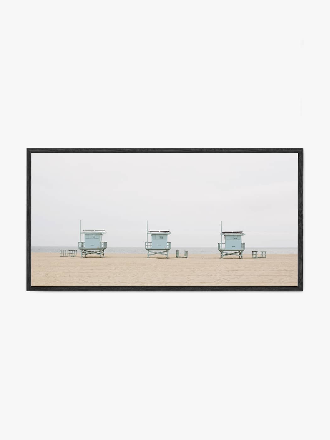 Obraz akustyczny ze zdjęcia - Trzy błękitne wieże ratownicze stojące na plaży - Łukasz Popiekarczyk