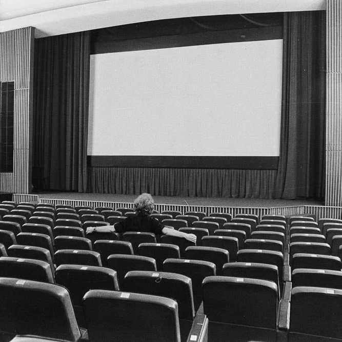 Paweł Topolski w pustej sali kinowej - zdjęcie archiwalne