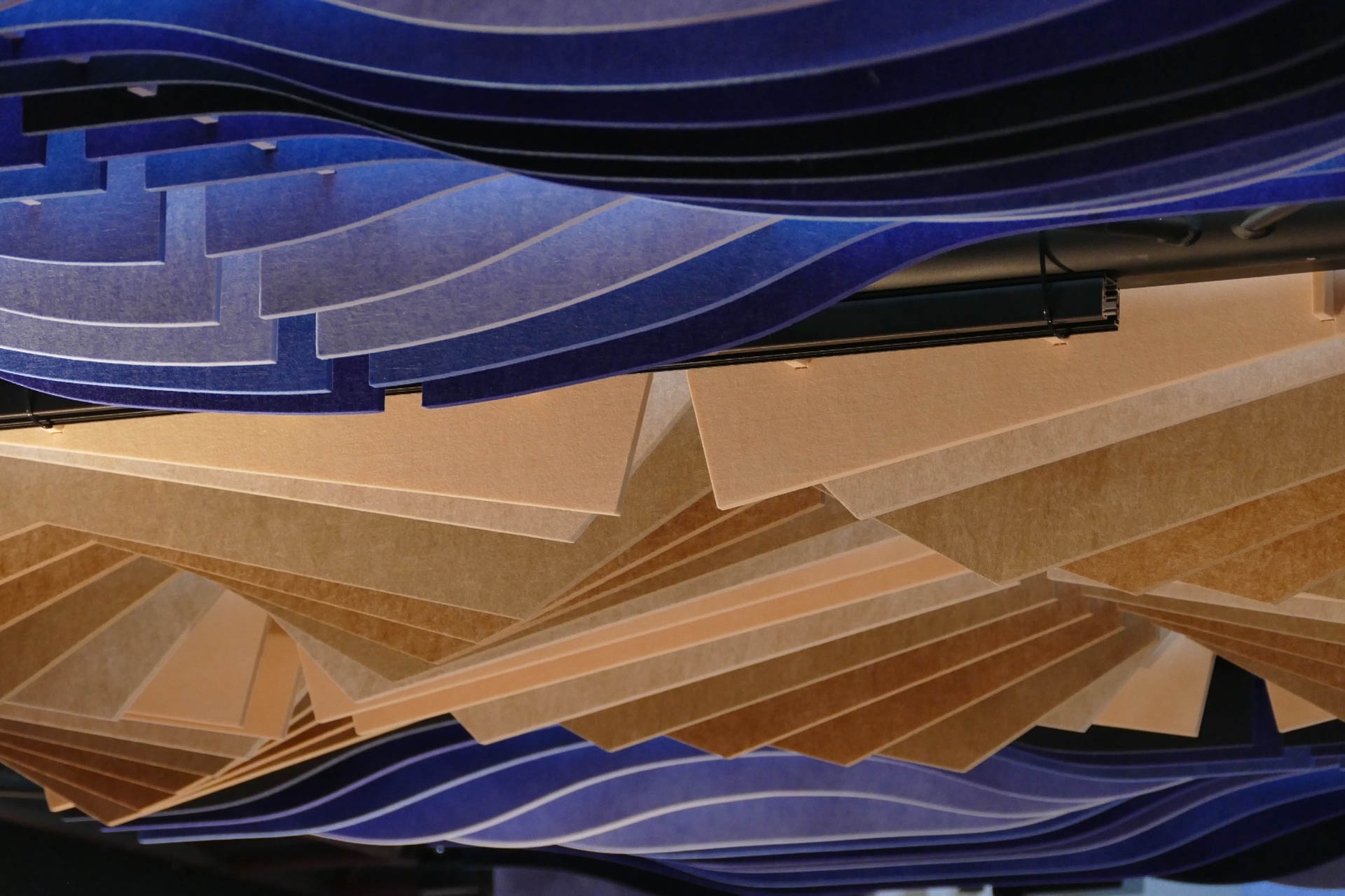 Kolorowy sufit akustyczny rastrowy 3D EcoPET the Grid