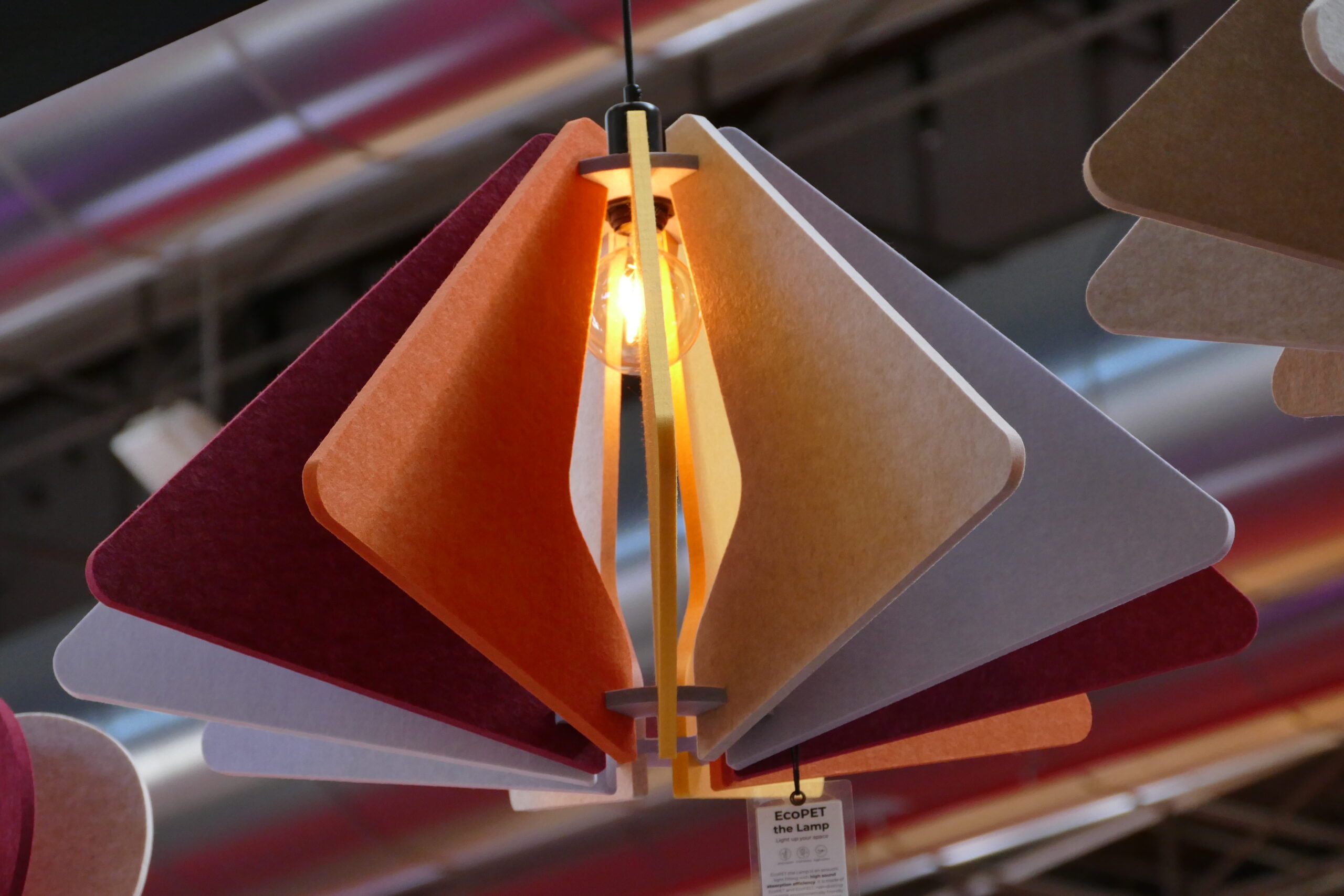 Sound absorbing light fitting in large size at Batimat 2022