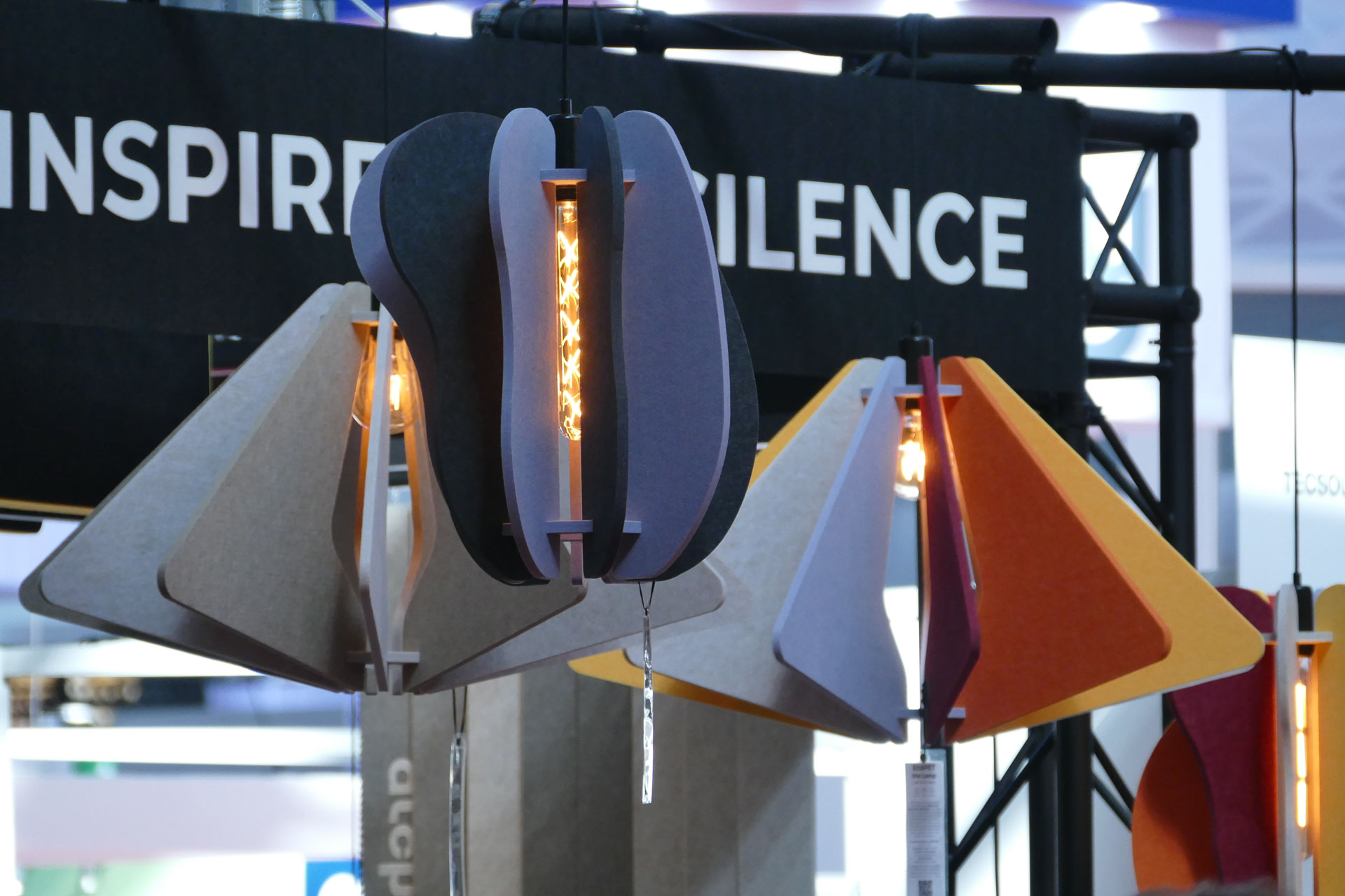 Geometryczne lampy akustyczne pochłaniające dźwięk prezentowane na targach Batimat 2022