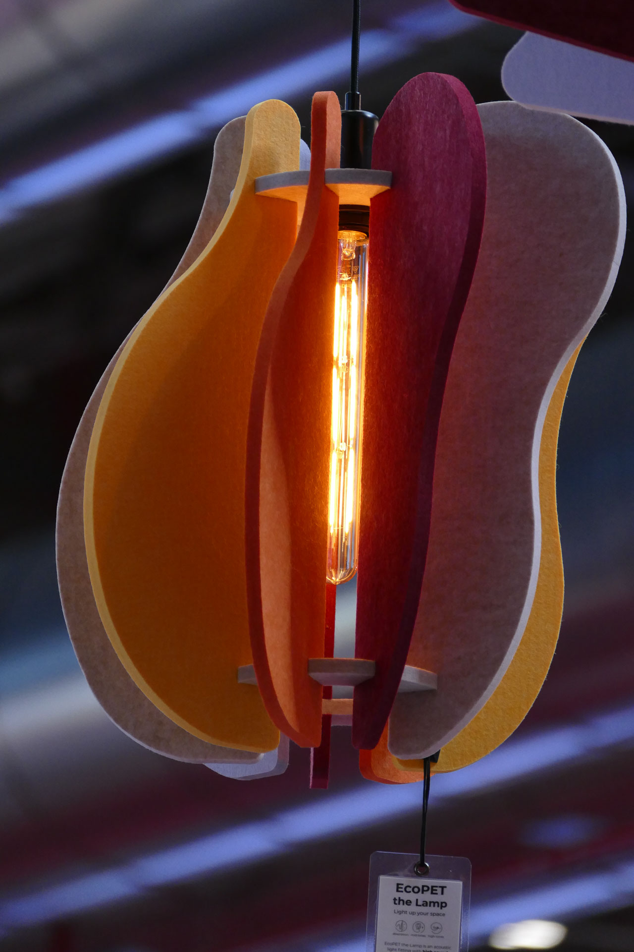 Kolorowy geometryczny klosz lampy sufitowej dźwiękochłonnej prezentowanej na targach Batimat 2022