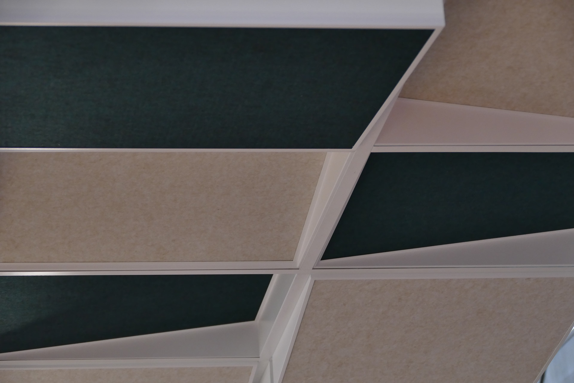 Sufit podwieszany z akustycznych kolorowych płyt sufitowych zamontowanych w ramie Tilt7