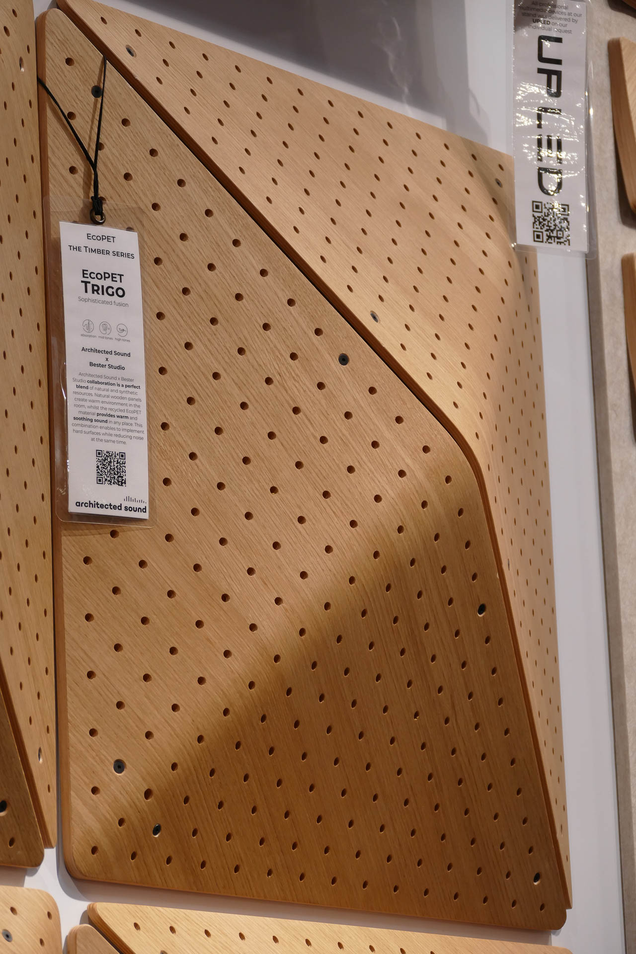 Akustyczna drewniana okładzina ścienna 3D z perforacją na ścianę prezentowana na targach Batimat 2022