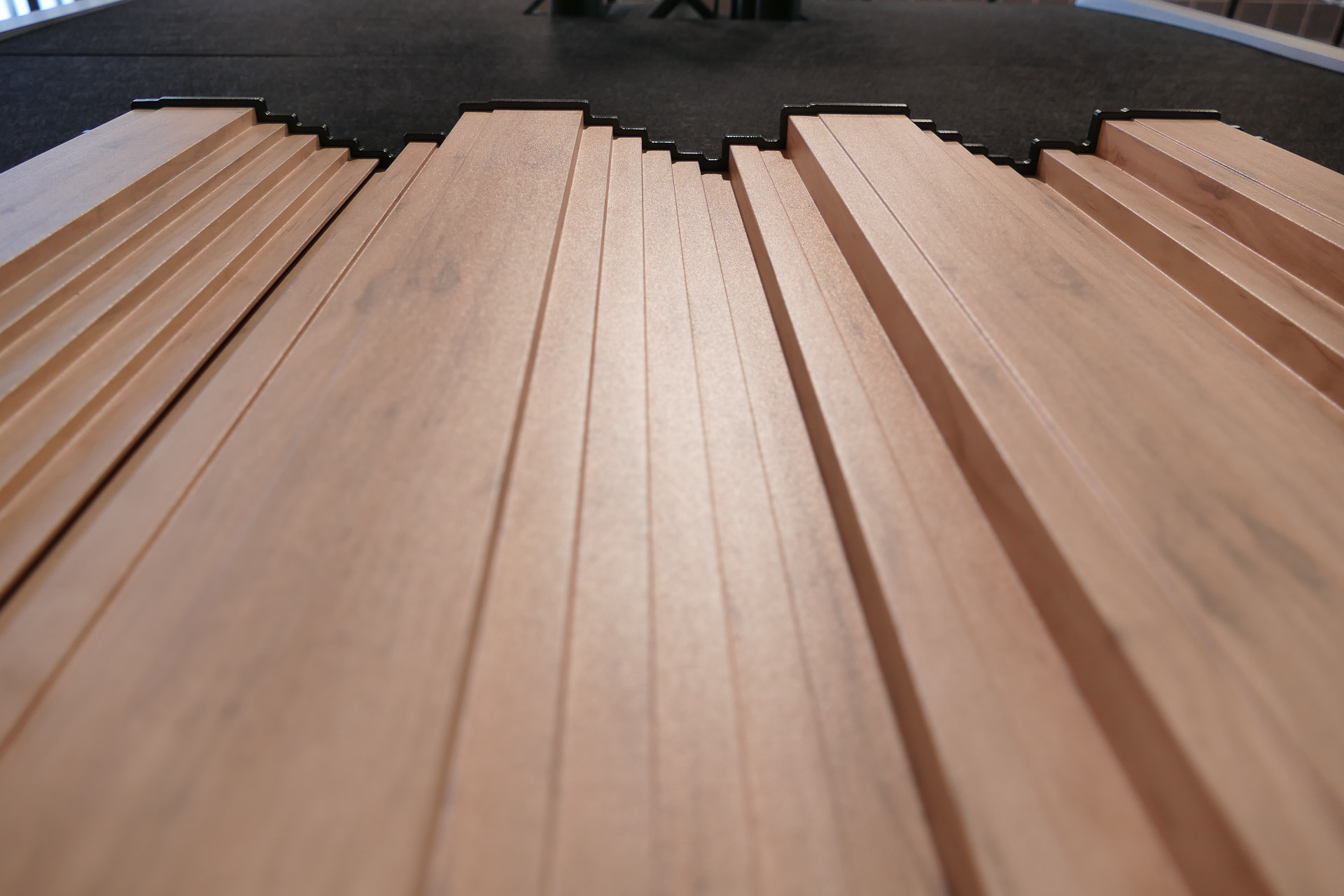 Dyfuzor Opitdi Panel rozpraszający dźwięk lakier drewnopodobny z bliska na targach Batimat 2022