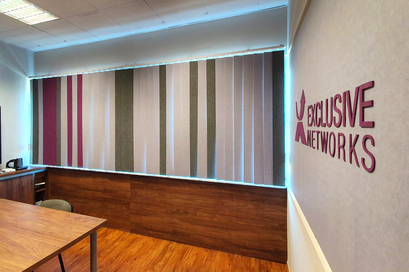 Wielobarwne żaluzje akustyczne Blinds przy dużym przeszkleniu