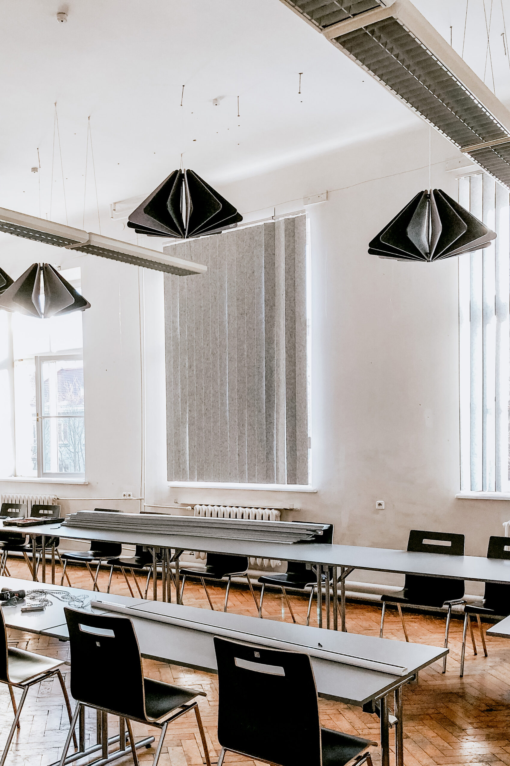 Pionowe żaluzje dźwiękochłonne Blinds z lamelami EcoPET w sali