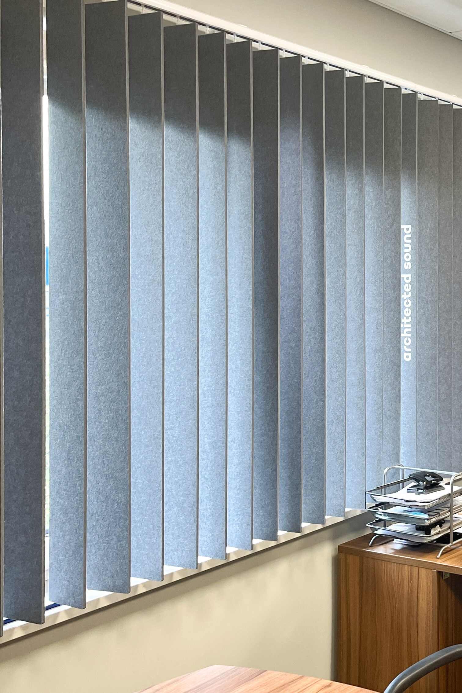 Pionowe żaluzje dźwiękochłonne Blinds z lamelami EcoPET w biurze