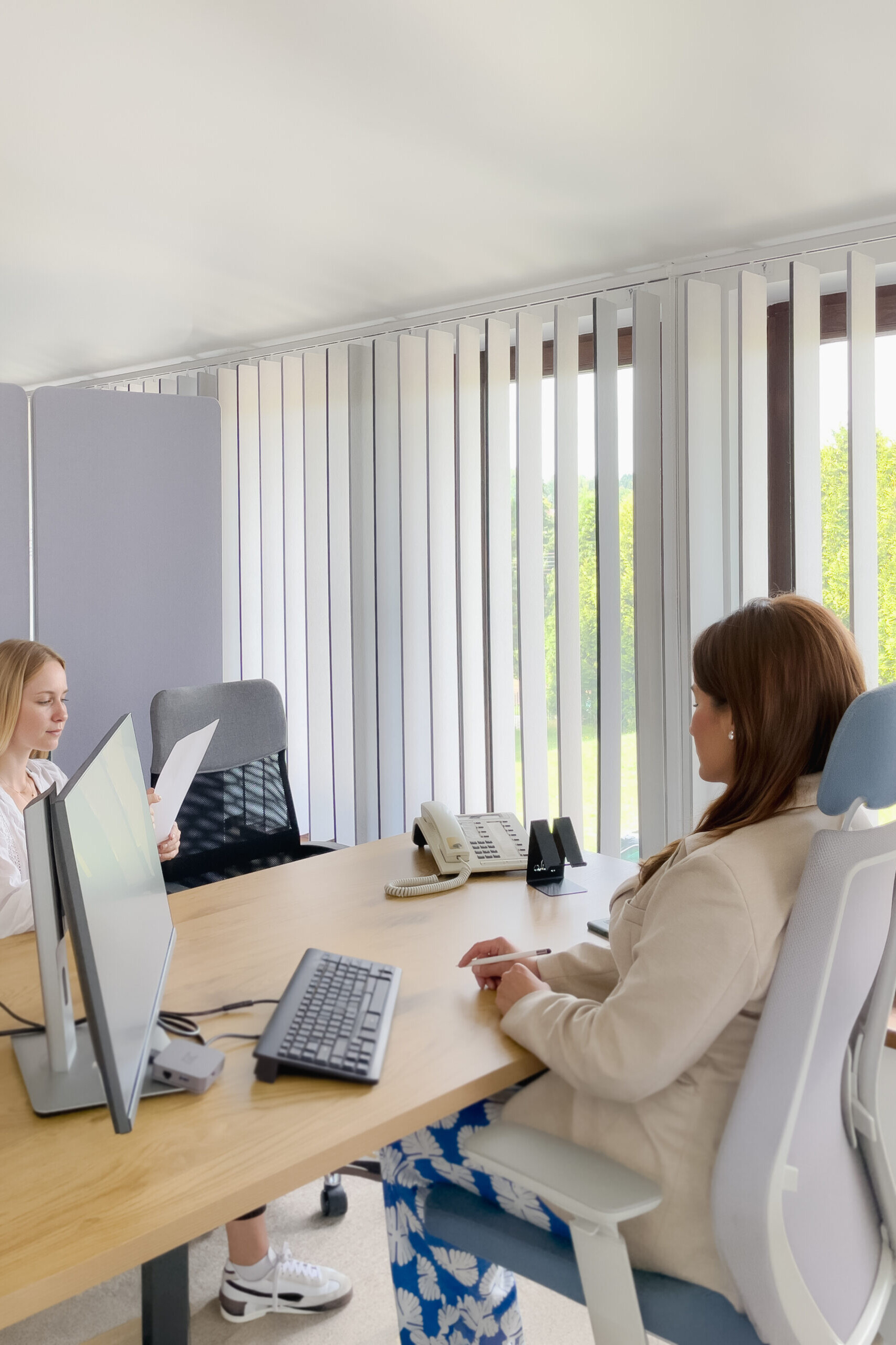 Pionowe żaluzje dźwiękochłonne Blinds z lamelami EcoPET w biurze