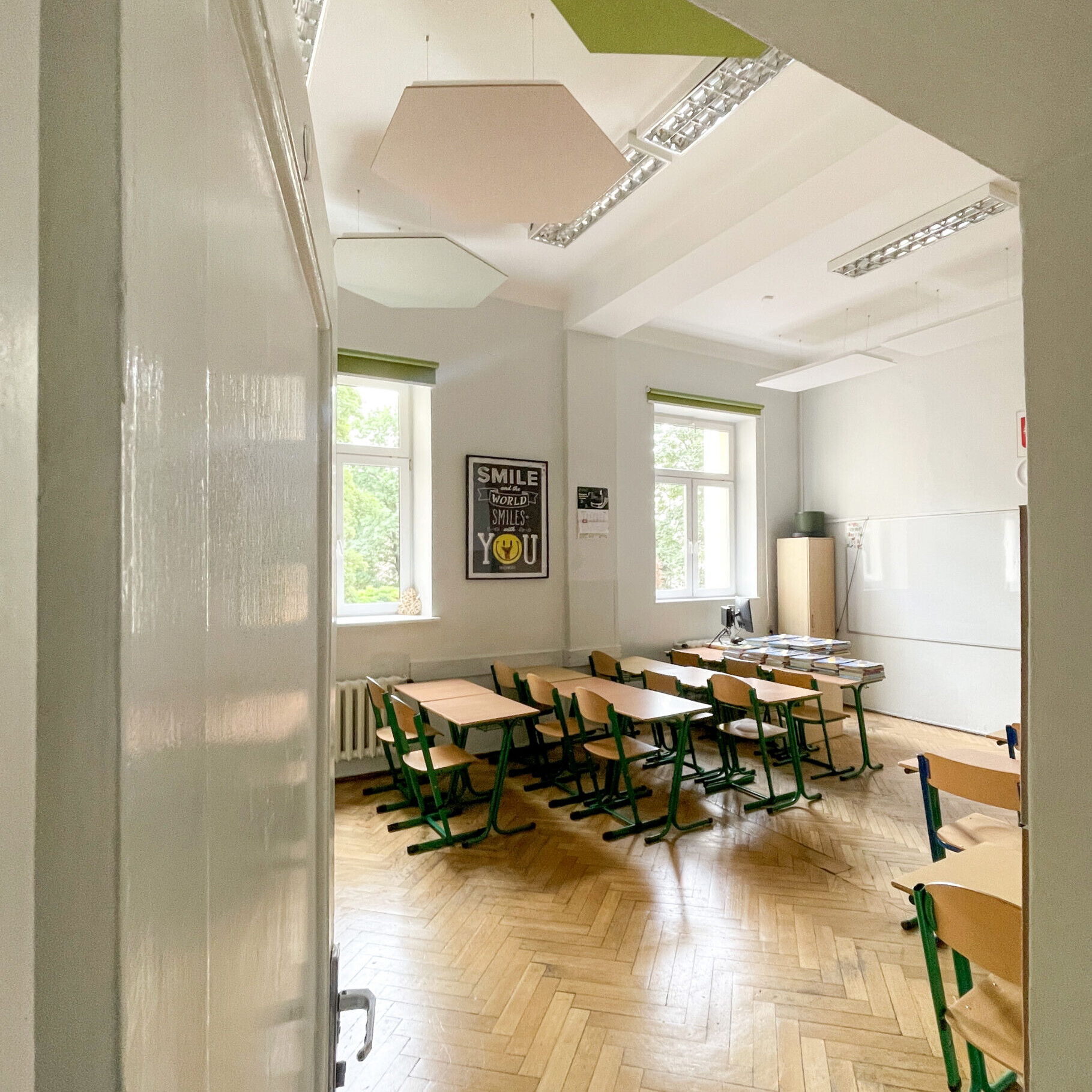 Wyciszenie sali lekcyjnej TSSP w Krakowie z panelami ściennymi EcoPET i wyspami sufitowymi Cloud
