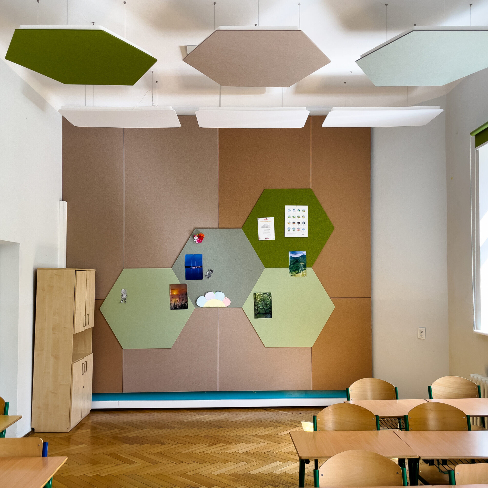 Adaptacja akustyczna sali lekcyjnej TSSP w Krakowie z panelami ściennymi EcoPET i wyspami sufitowymi Cloud