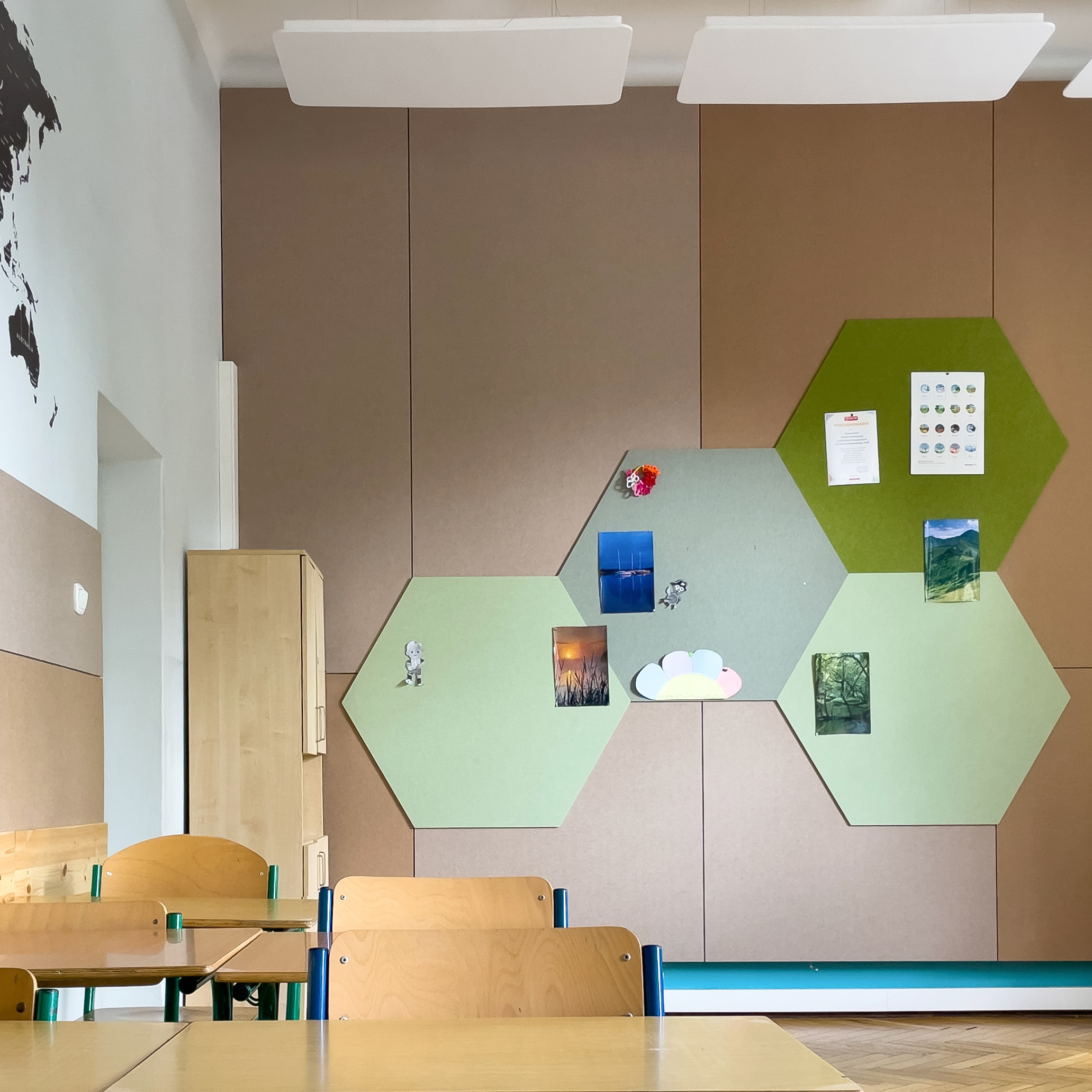 Adaptacja akustyczna sali lekcyjnej szkoły podstawowej w Krakowie z panelami ściennymi EcoPET, tablicami akustycznymi Board i wyspami Cloud