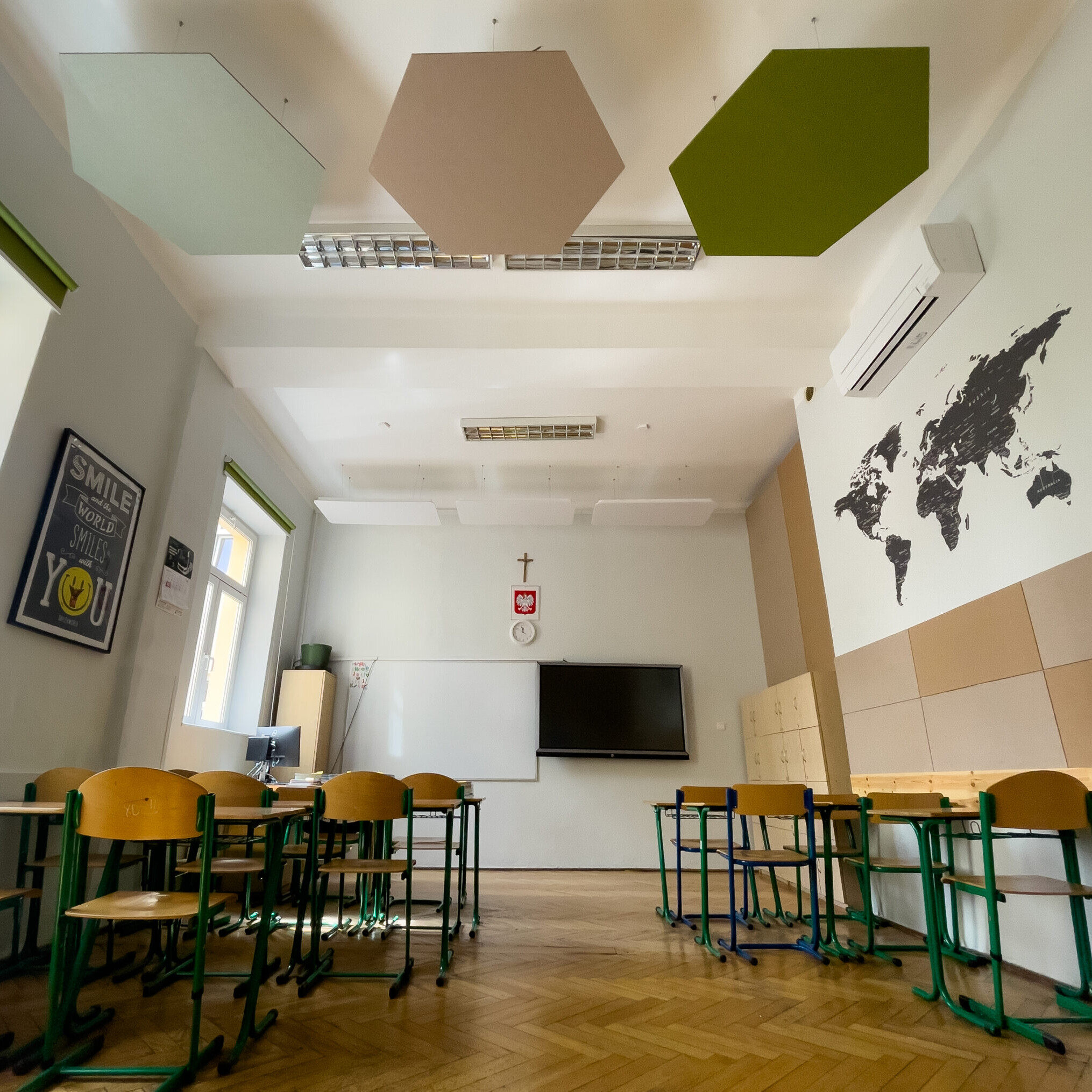 Wyciszenie sali lekcyjnej z panelami ściennymi EcoPET i wyspami sufitowymi Cloud