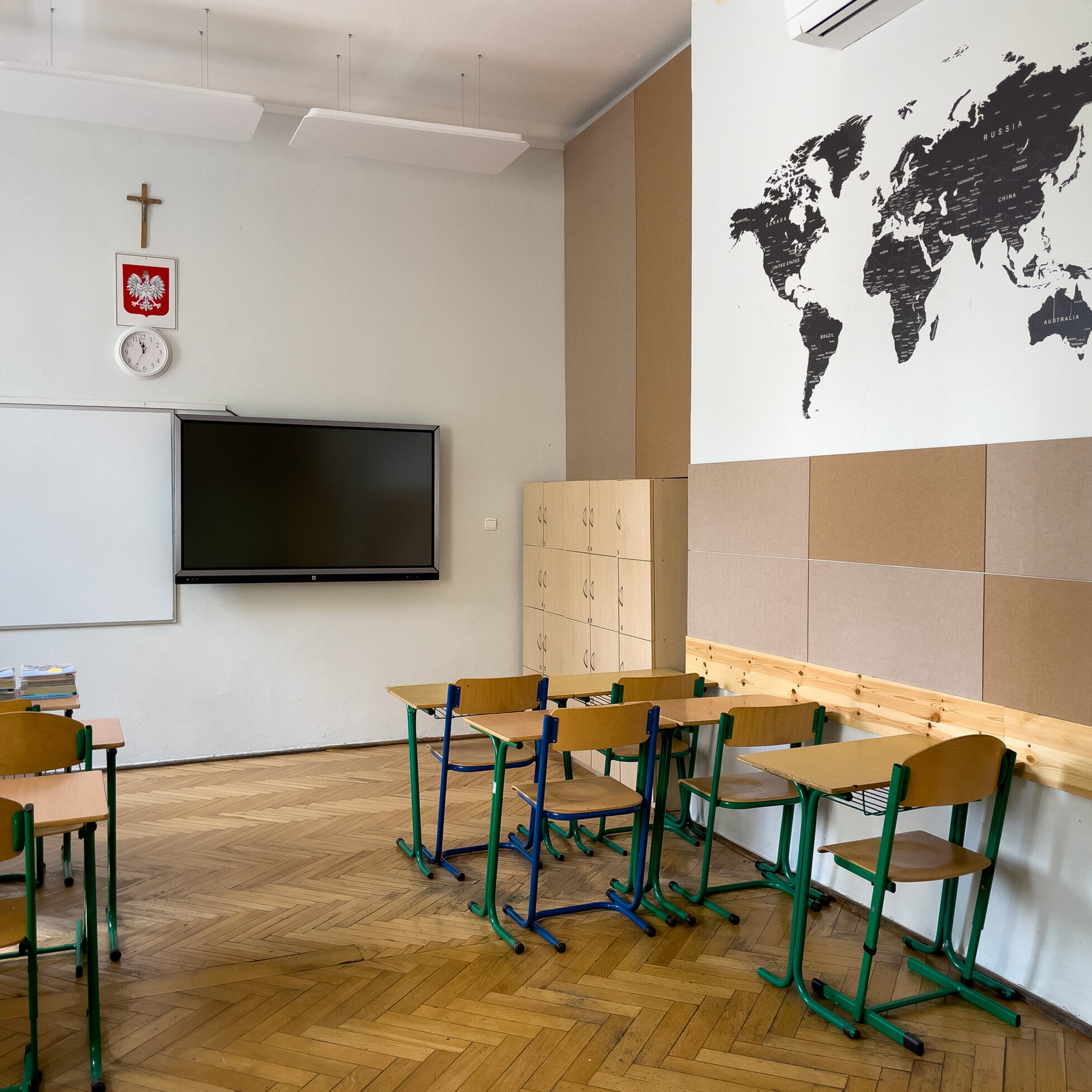 Wyciszenie sali lekcyjnej szkoły podstawowej z panelami ściennymi EcoPET i wyspami sufitowymi Cloud