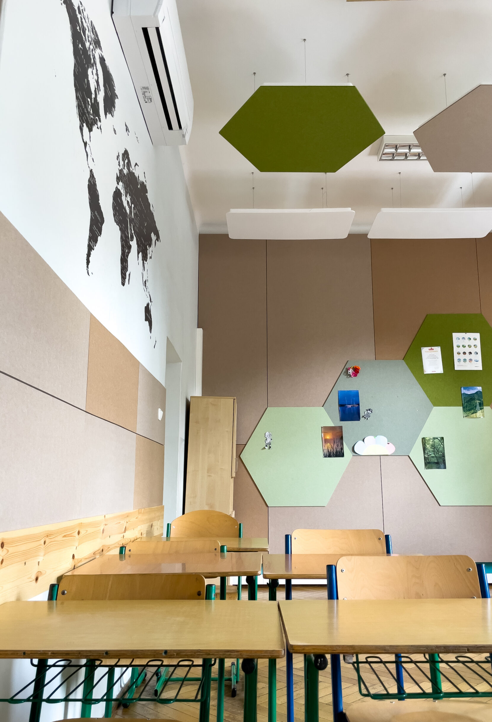 Adaptacja akustyczna sali lekcyjnej szkoły podstawowej w Krakowie z panelami ściennymi EcoPET, tablicami akustycznymi Board i wyspami Cloud