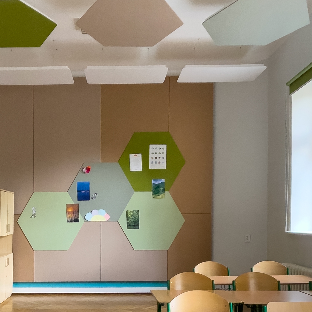 Adaptacja akustyczna sali lekcyjnej TSSP w Krakowie z panelami ściennymi EcoPET i wyspami sufitowymi Cloud