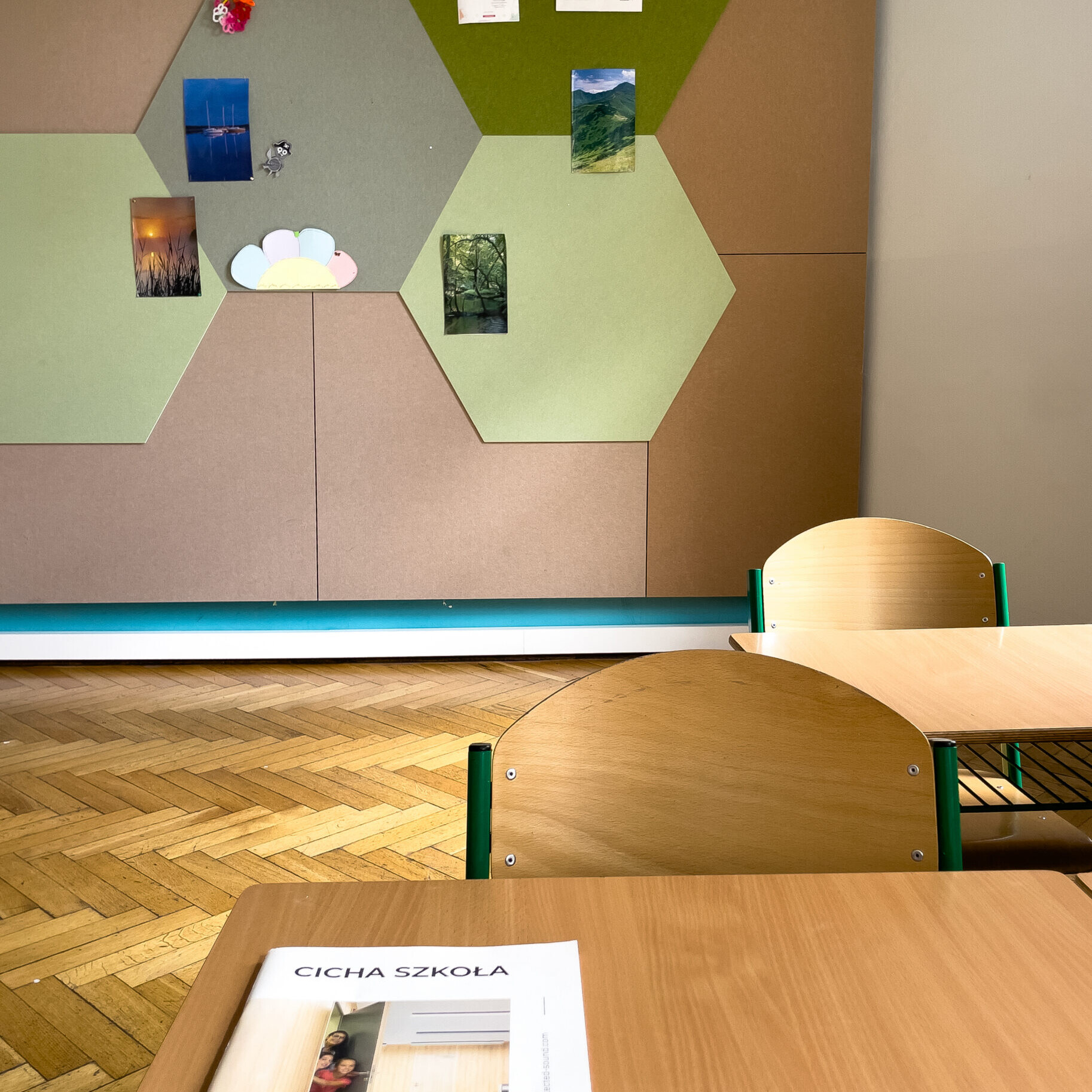 Adaptacja akustyczna sali lekcyjnej z panelami ściennymi EcoPET i tablicami akustycznymi Board
