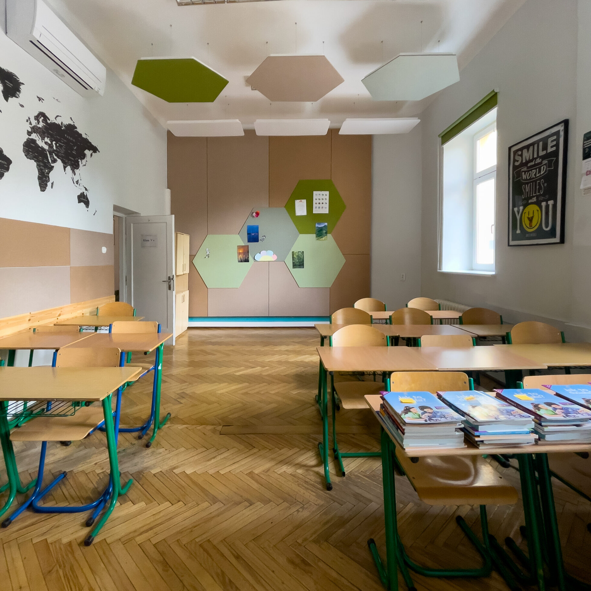 Adaptacja akustyczna sali lekcyjnej szkoły podstawowej w Krakowie z panelami ściennymi EcoPET i wyspami Cloud