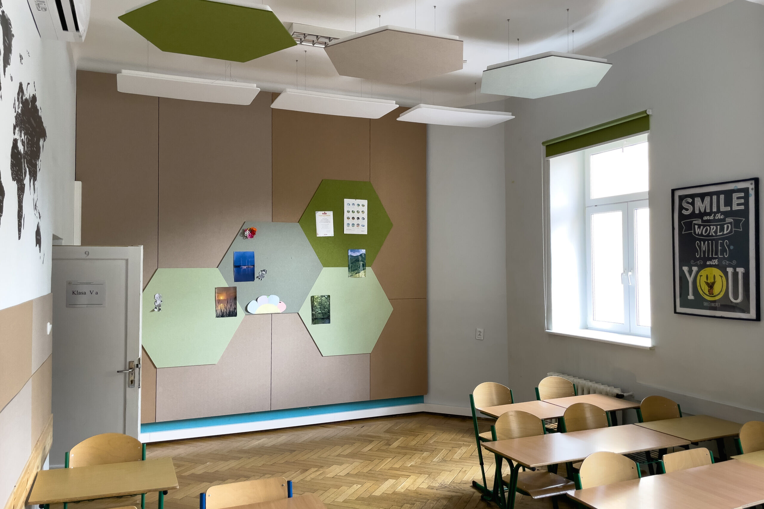 Adaptacja akustyczna sali lekcyjnej w szkole w Krakowie z panelami ściennymi EcoPET, tablicami akustycznymi Board i wyspami sufitowymi Cloud